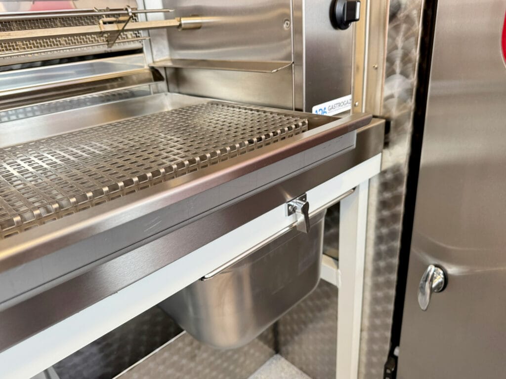 Ablauf für Fett eines Hähnchengrills in einem Grillhähnchenwagen