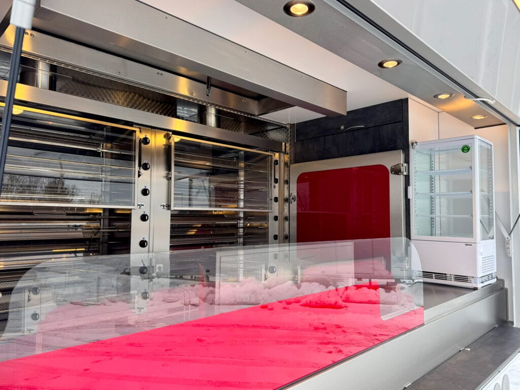 Ansicht auf einen Kühlschrank für Spieße in einem Grillhähnchenwagen