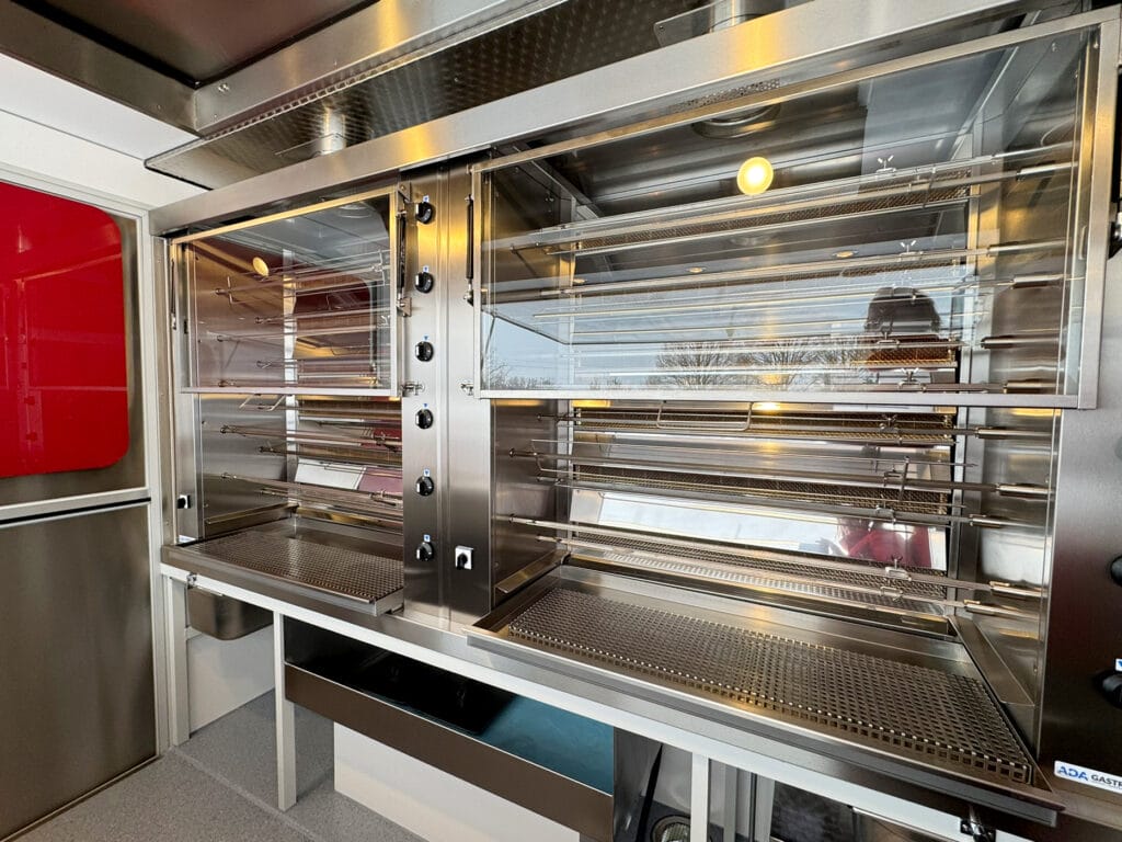 Doppelgrillanlage in einem Grillhähnchenwagen