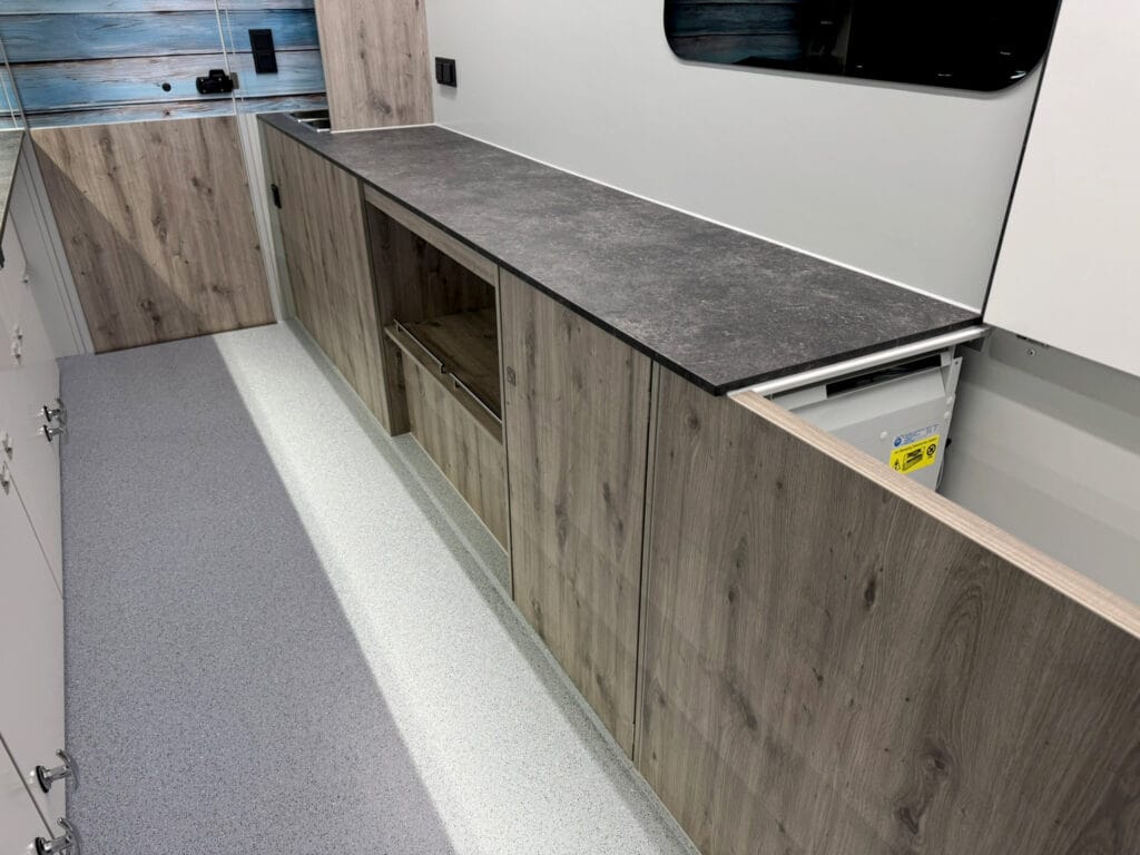 Fischverkaufswagen mit Schränken und Kühltruhe