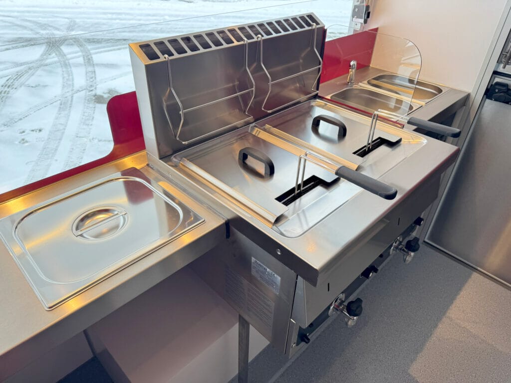 Fritteuse mit zwei Becken in einem Grillhähnchenwagen
