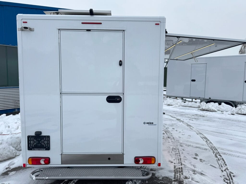 Heck außen mit Rammschutz am Grillhähnchenwagen