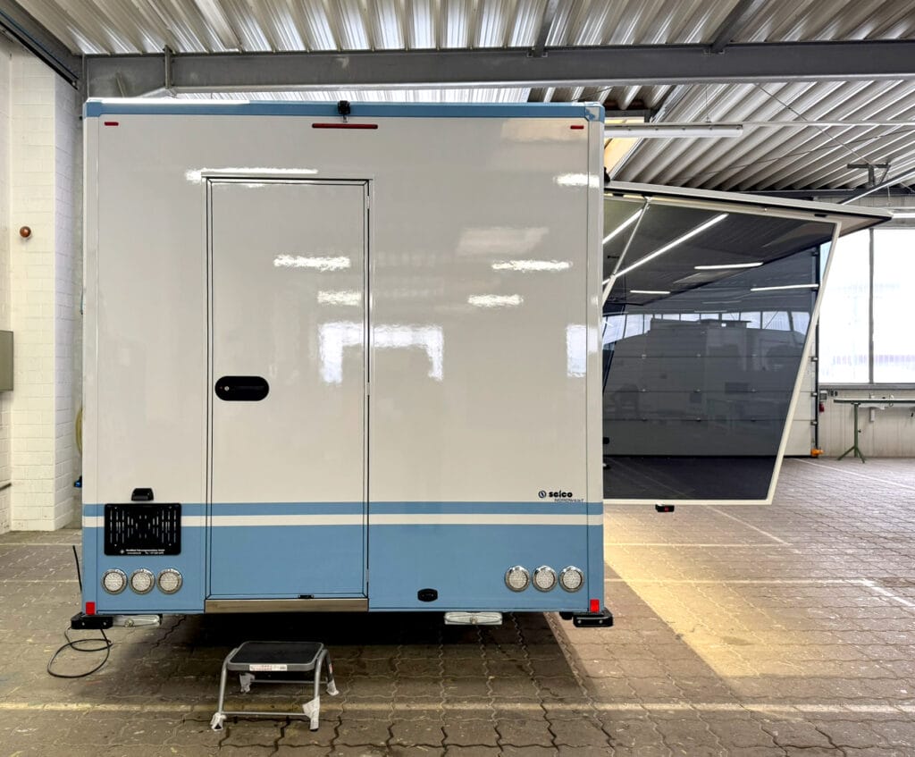 Heckansicht Fischverkaufswagen