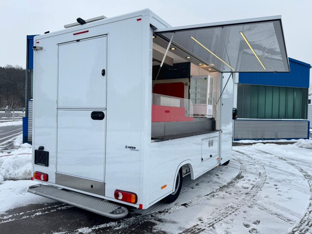 Heckansicht schräg Grillhähnchenwagen