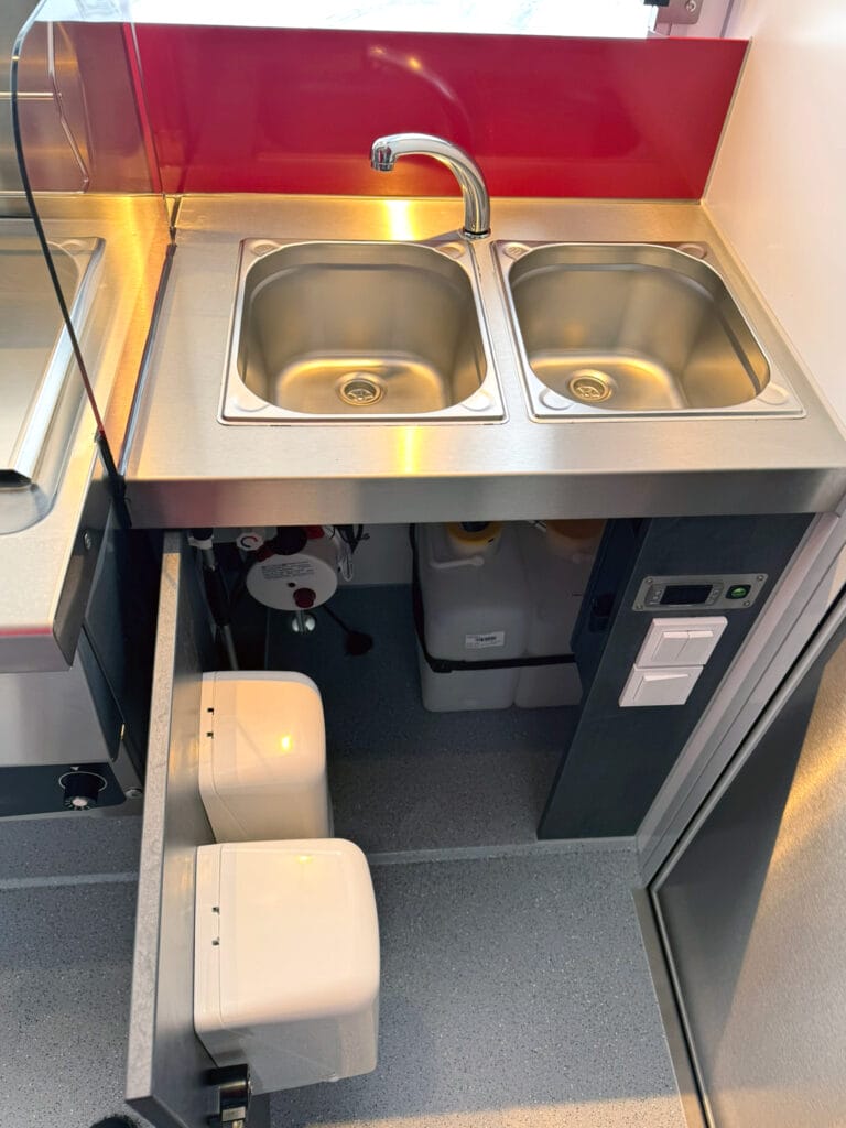 Hygieneschrank in einem Grillhähnchenwagen