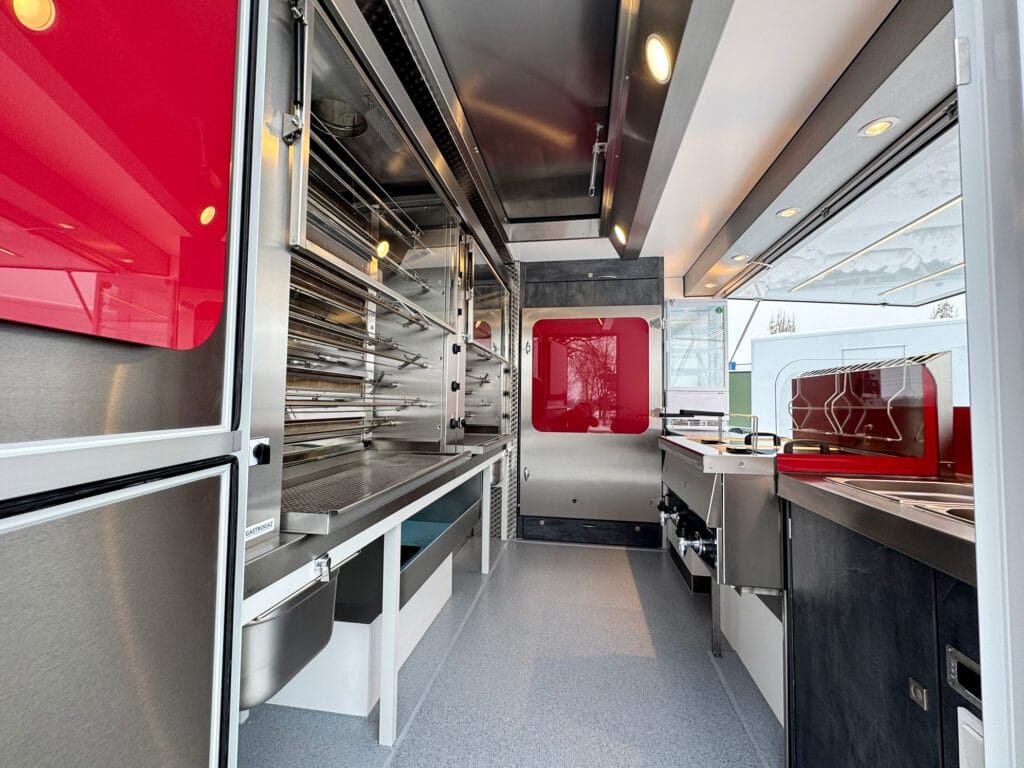 Innenraum in einem Grillhähnchenwagen