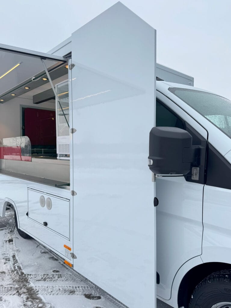 Klappbare Blende am Grillhähnchenwagen
