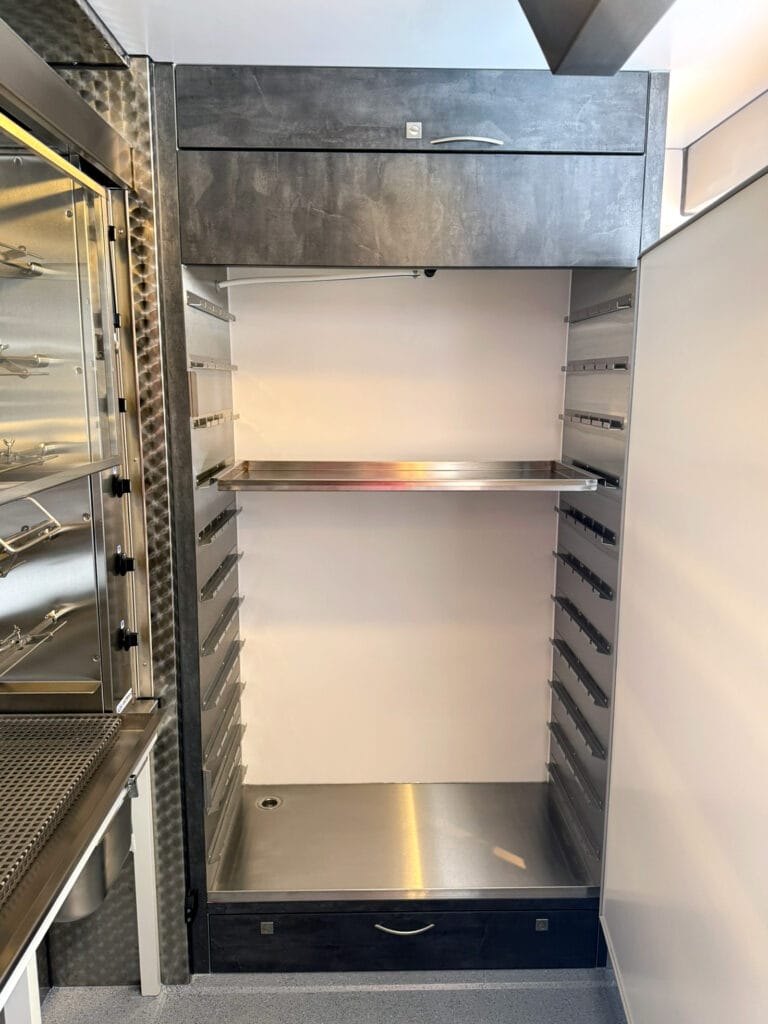 Kühlschrank für Spieße in einem Grillhähnchenwagen
