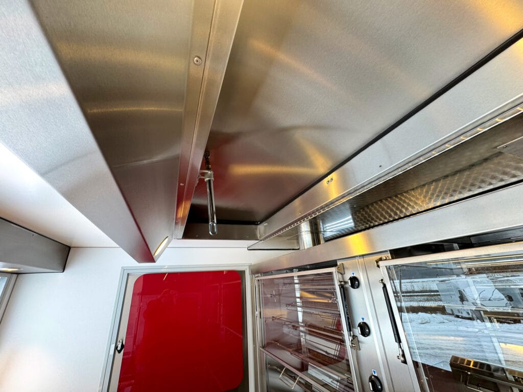 Mit Edelstahl verkleidetes Dach in einem Grillhähnchenwagen