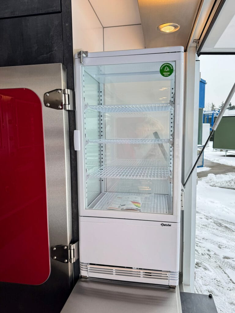 Salatvitrine in einem Grillhähnchenwagen