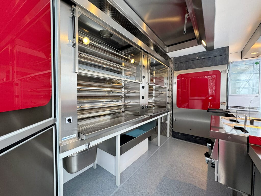 Verkaufsraum in einem Grillhähnchenwagen