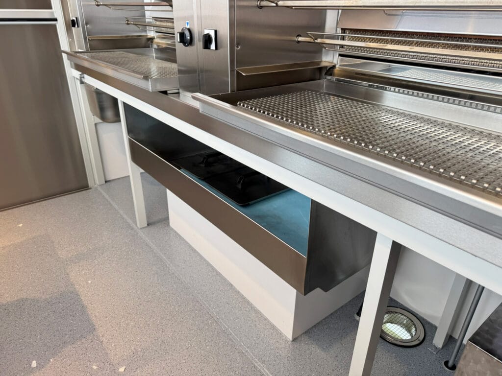 Wanne für gebrauchte Spieße in einem Grillhähnchenwagen