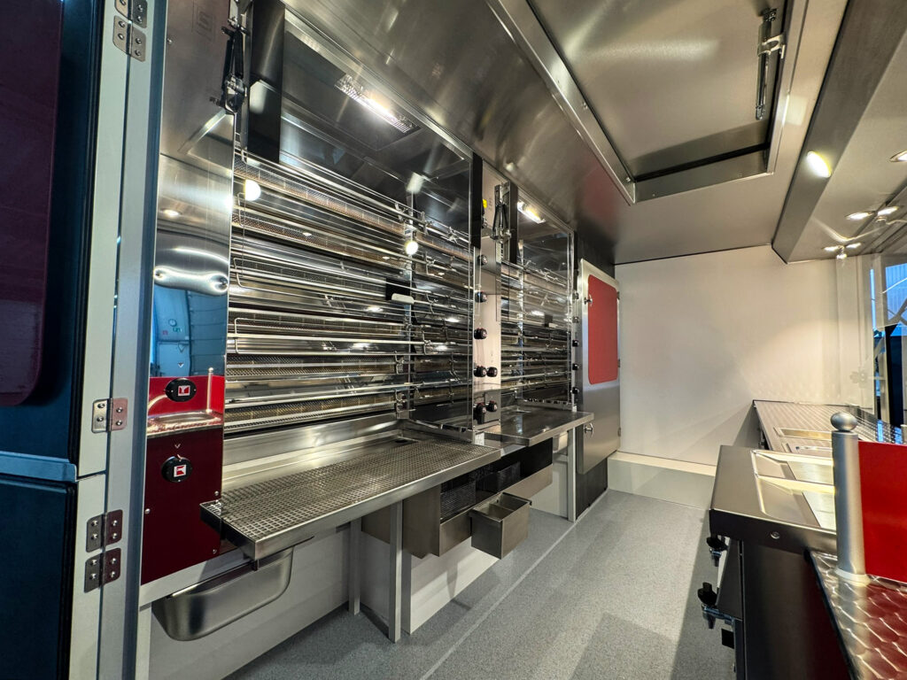 Ansicht auf Doppelgrill in einem Hähnchengrillmobil