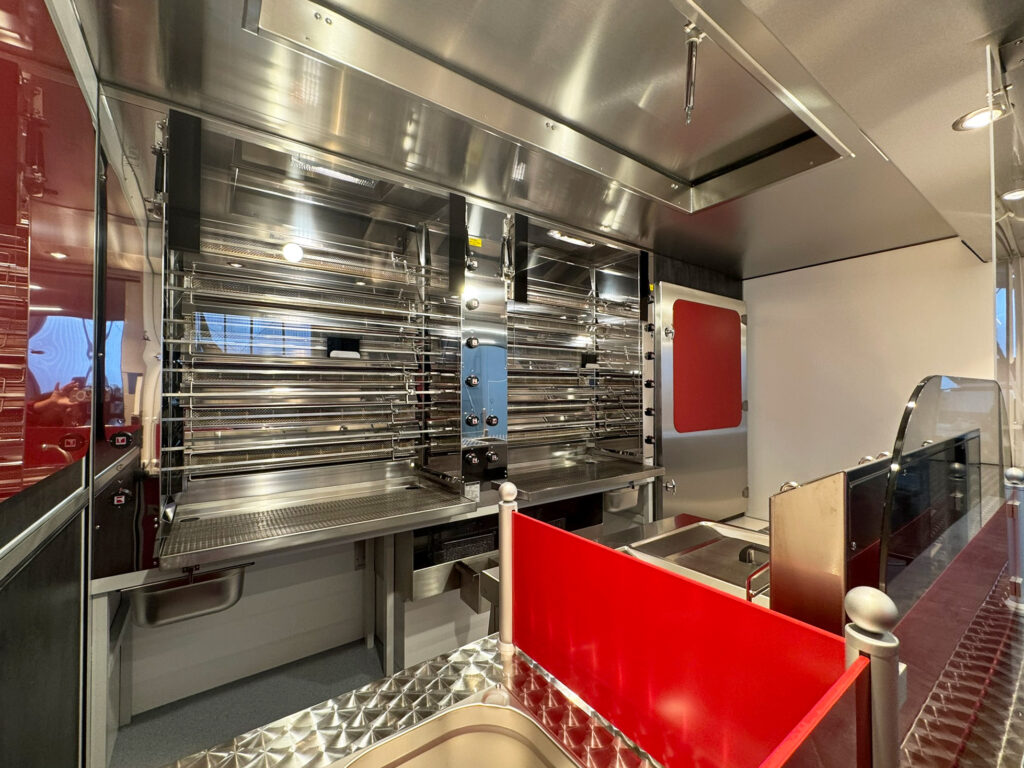Ansicht in den Verkaufsraum eines Hähnchengrillmobil