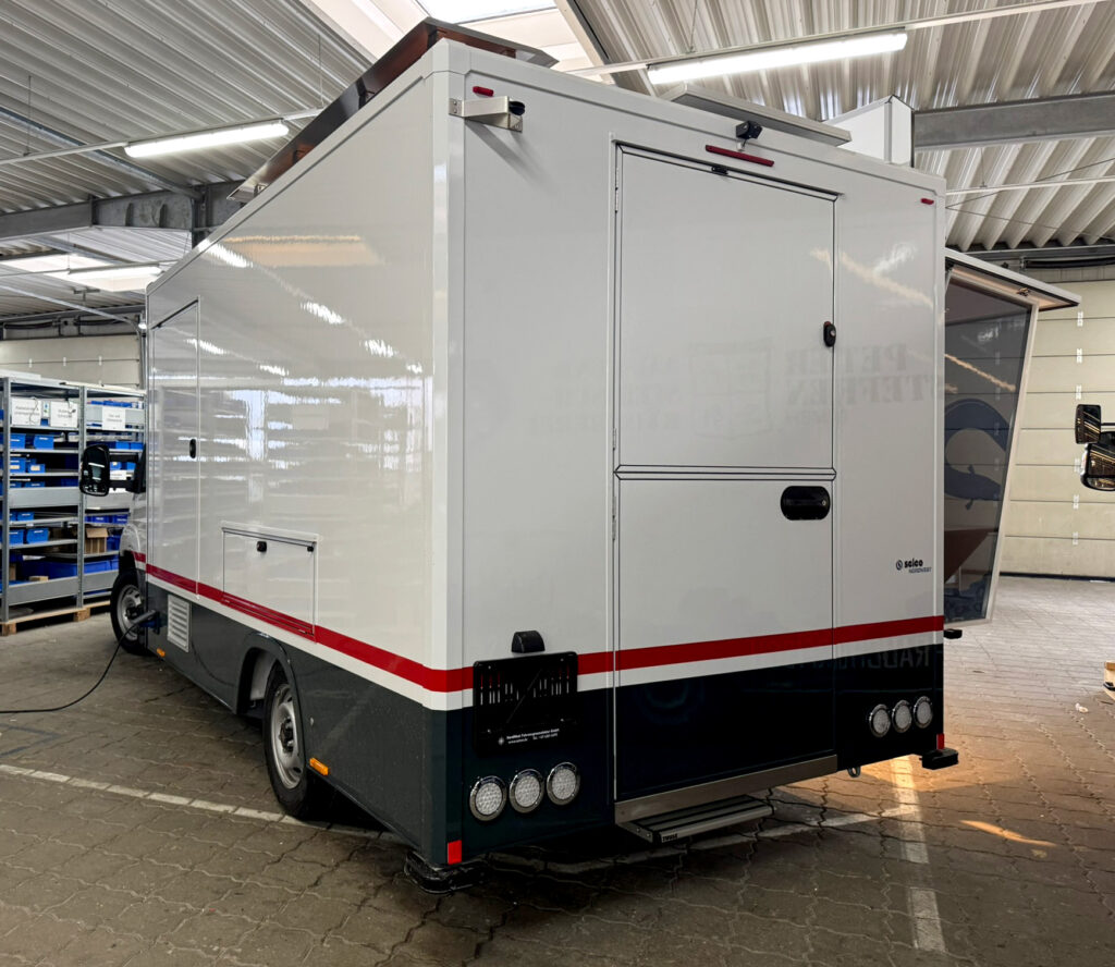 Außenansicht mit geteilter Tür Hähnchengrillmobil