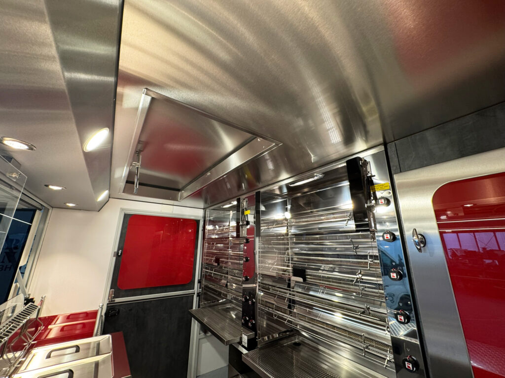 Edelstahldach in einem Hähnchengrillmobil