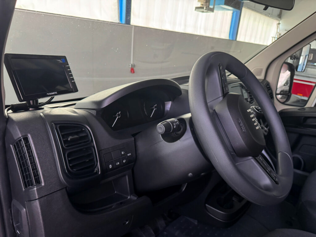 Fahrerkabine mit Rückfahrkamera in einem Fleischverkaufsmobil