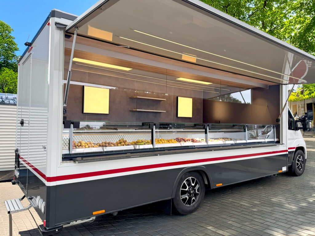 Feinkostmobil auf einem Markt