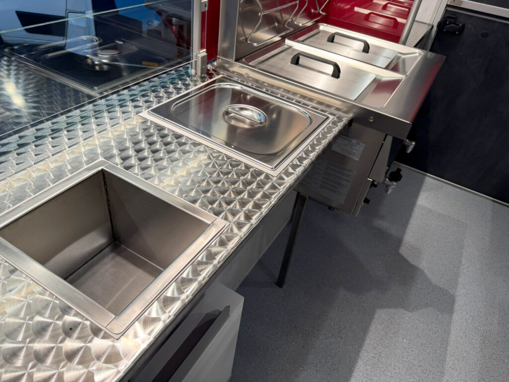 Fritteusenstation mit Tütenfach in einem Hähnchengrillmobil