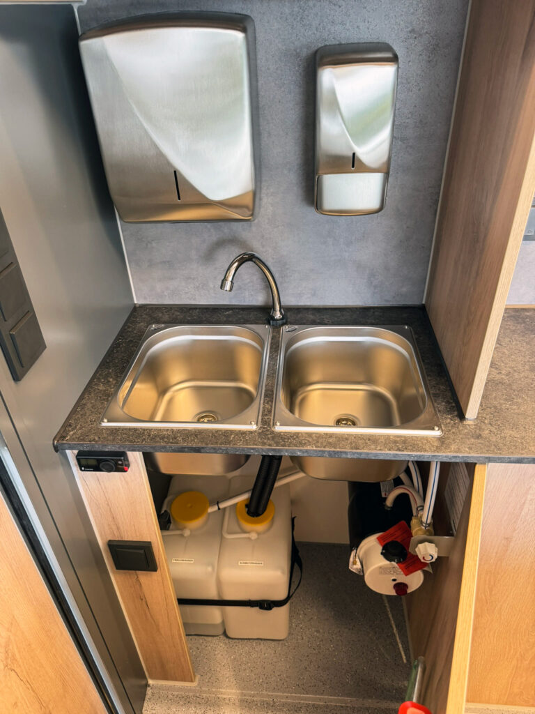 Hygienepaket in einem Feinkostmobil