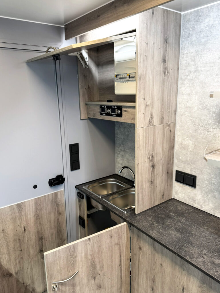 Hygieneschrank in einem Verkaufsfahrzeug Fisch