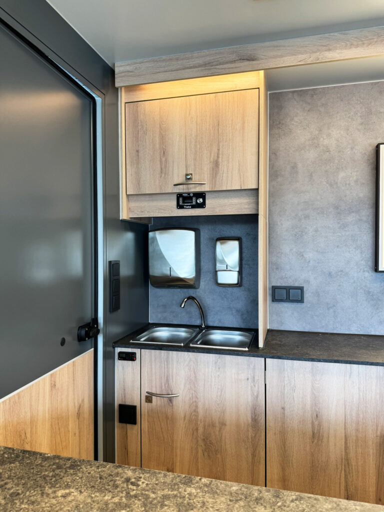 Hygieneschrank mit Schalttaffel in einem Feinkostmobil