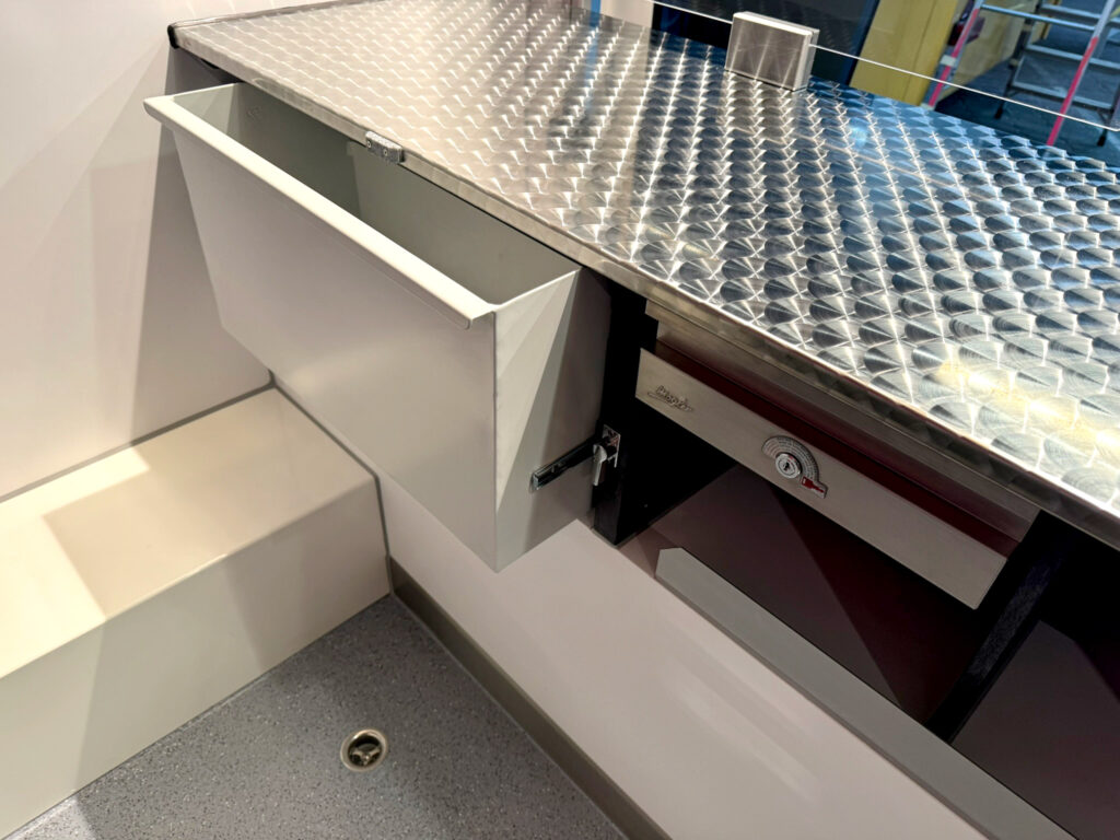 Kasse und Staufach in einem Hähnchengrillmobil