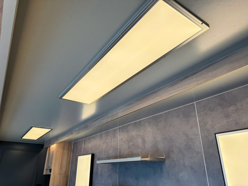 LED Lichtpaneele in einem Feinkostmobil