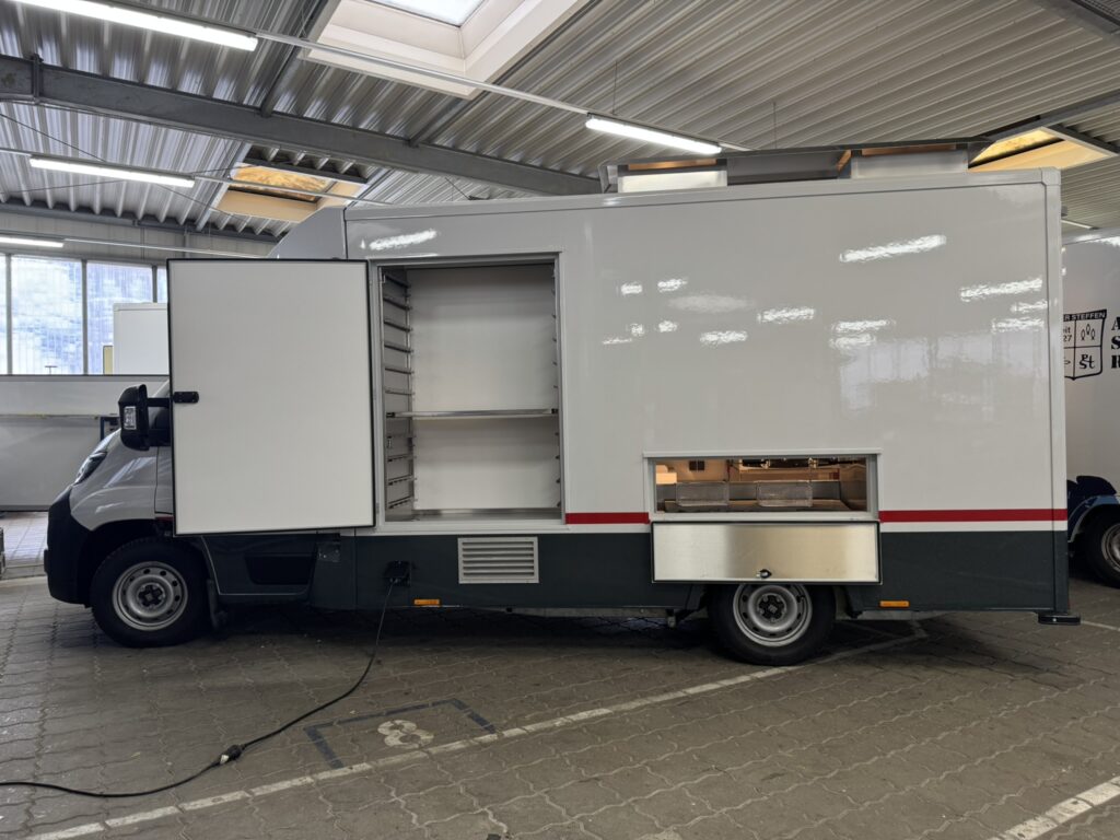 Rückwand außen mit Speßkühlschranktür und Entnahmeklappe Spieße Hähnchengrillmobil