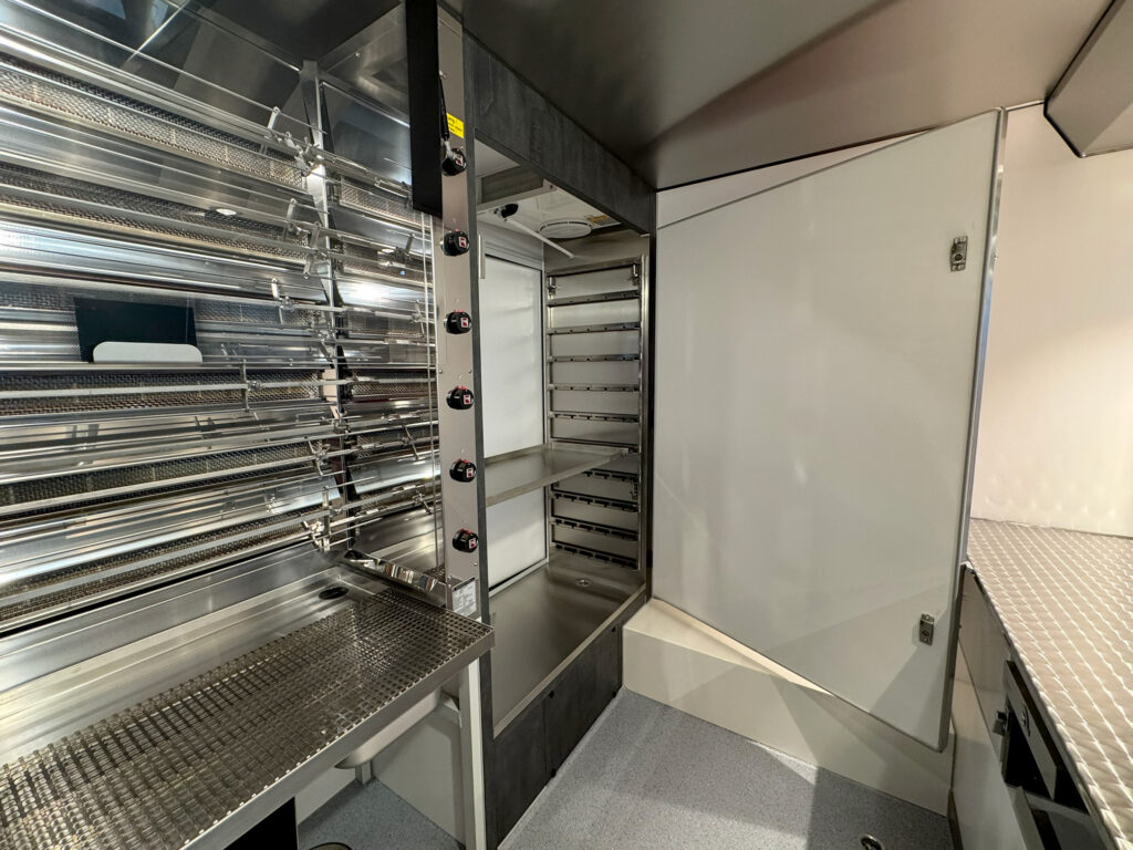 Spießkühlschrank in enem Hähnchengrillmobil