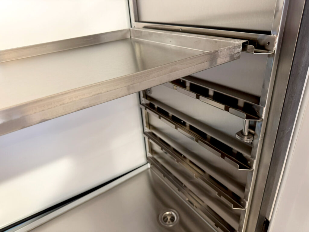 Spießkühlschrank mit entnehmbaren Aufnahmen in einem Hähnchengrillmobil