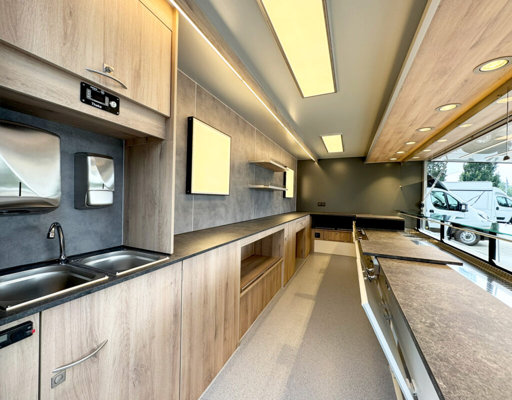 Verkaufsraum mit LED Lichtpaket in einem Feinkostmobil