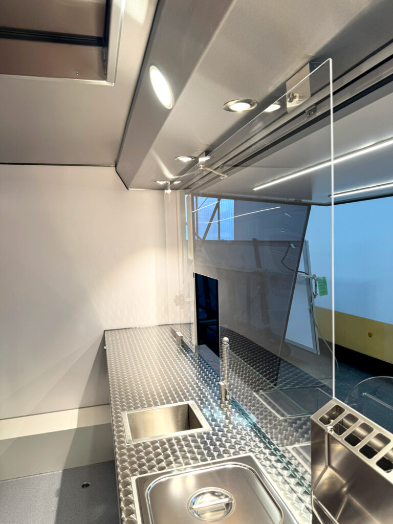 Wetterschutzglas in einem Hähnchengrillmobil