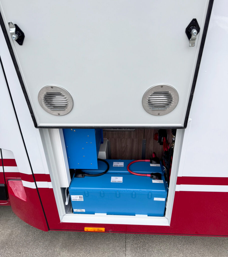 Gesamtansicht Wartungsklappe Batterien in einem Tourenverkaufsmobil