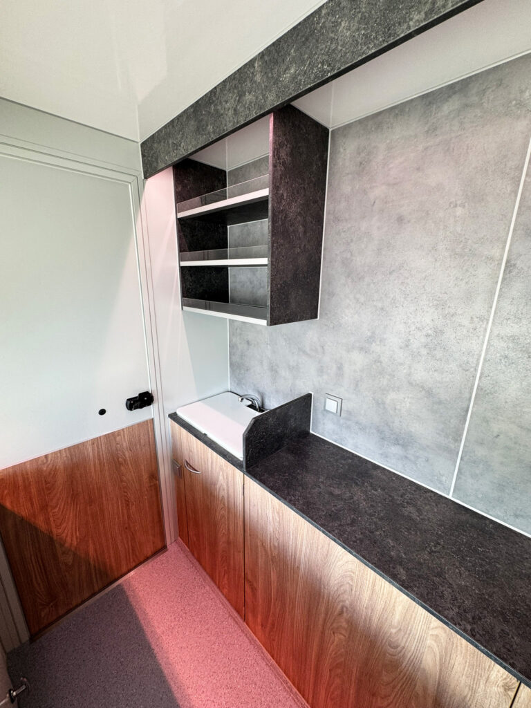 Hygieneschrank und Präsentionsfläche in einem Tourenverkaufsmobil