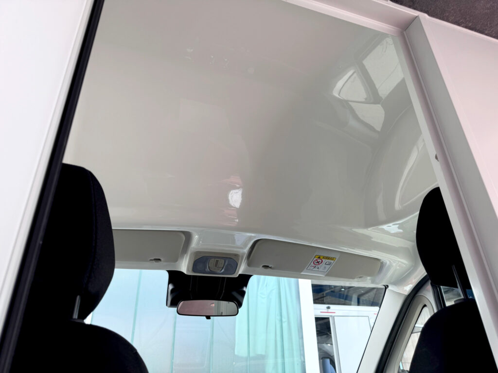 Innenverkleidung eines Durchgangs zum Fahrerhaus in einem Tourenverkaufsmobil