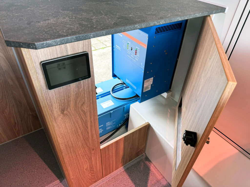 Schrank für Batterien in einem Tourenverkaufsmobil