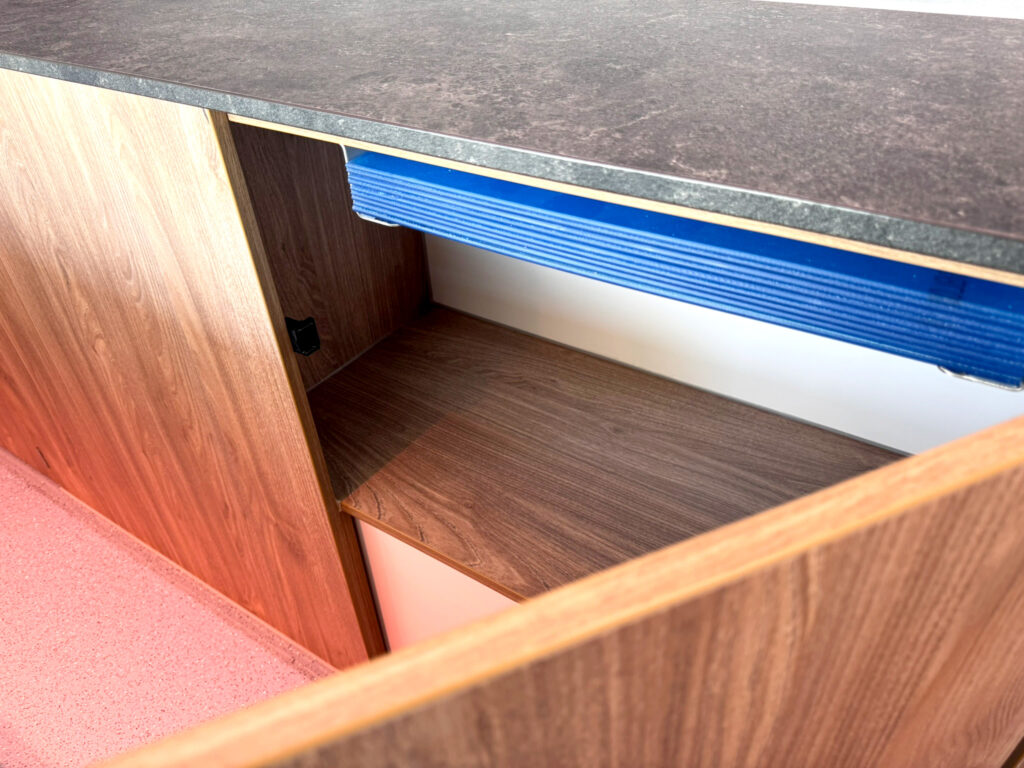 Schrank mit Aufnahmen für Thekenabdeckung in einem Tourenverkaufsmobil