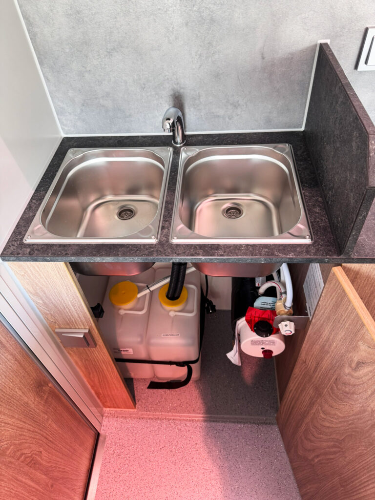 Tourenverkaufsmobil mit Hygieneschrank