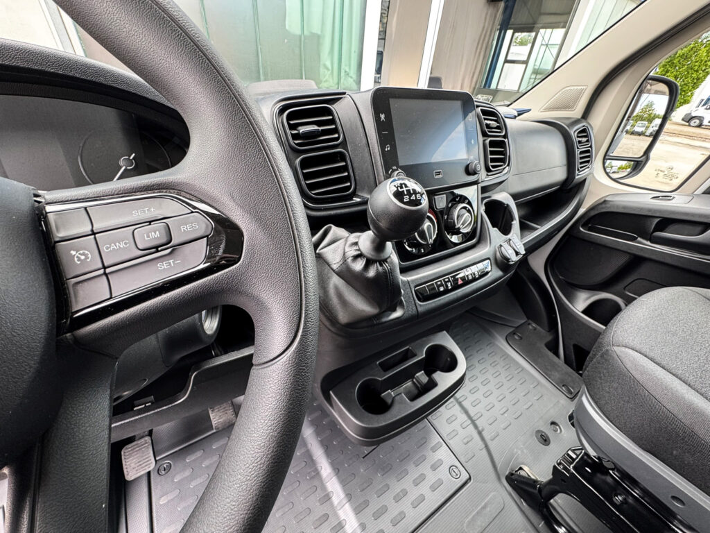 Tourenverkaufsmobil mit großen Display im Fahrerhaus