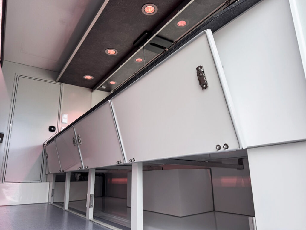 Tourenverkaufsmobil mit kompletter Unterkühlung der Theke und LED Lichttechnik