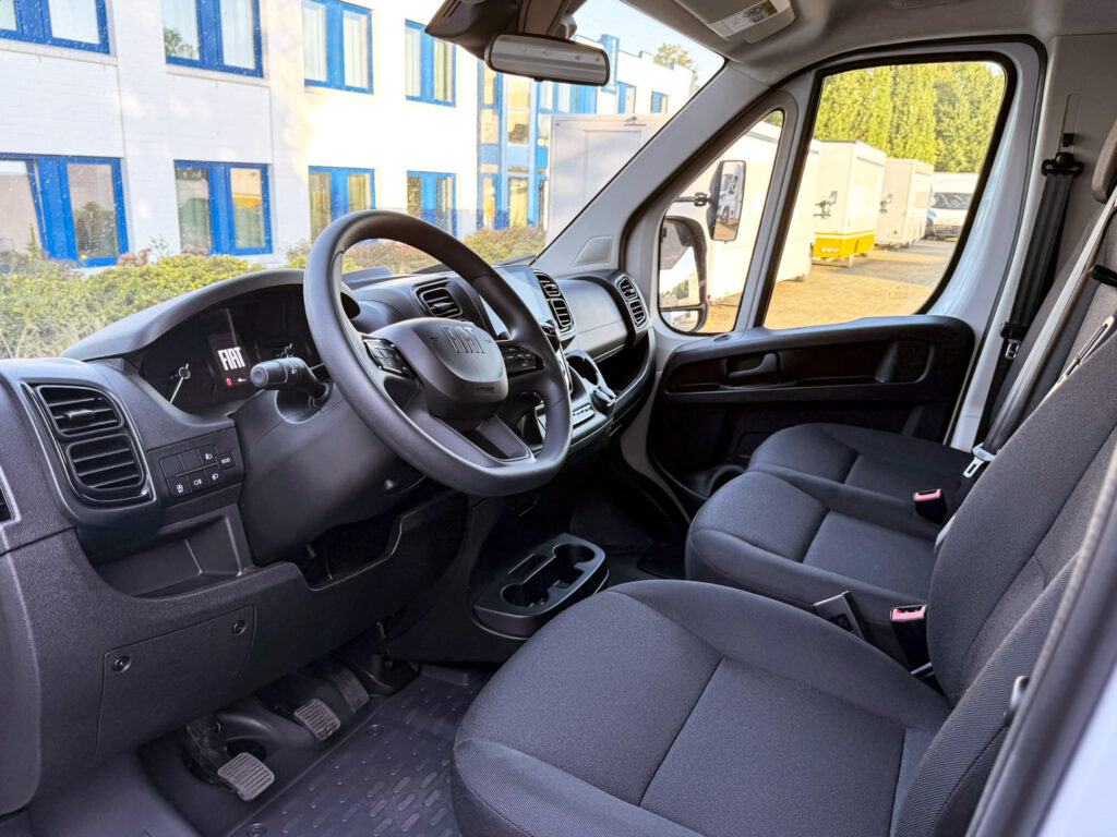 Ducato Cockpit in einem Marktwagen mit Kühlung_