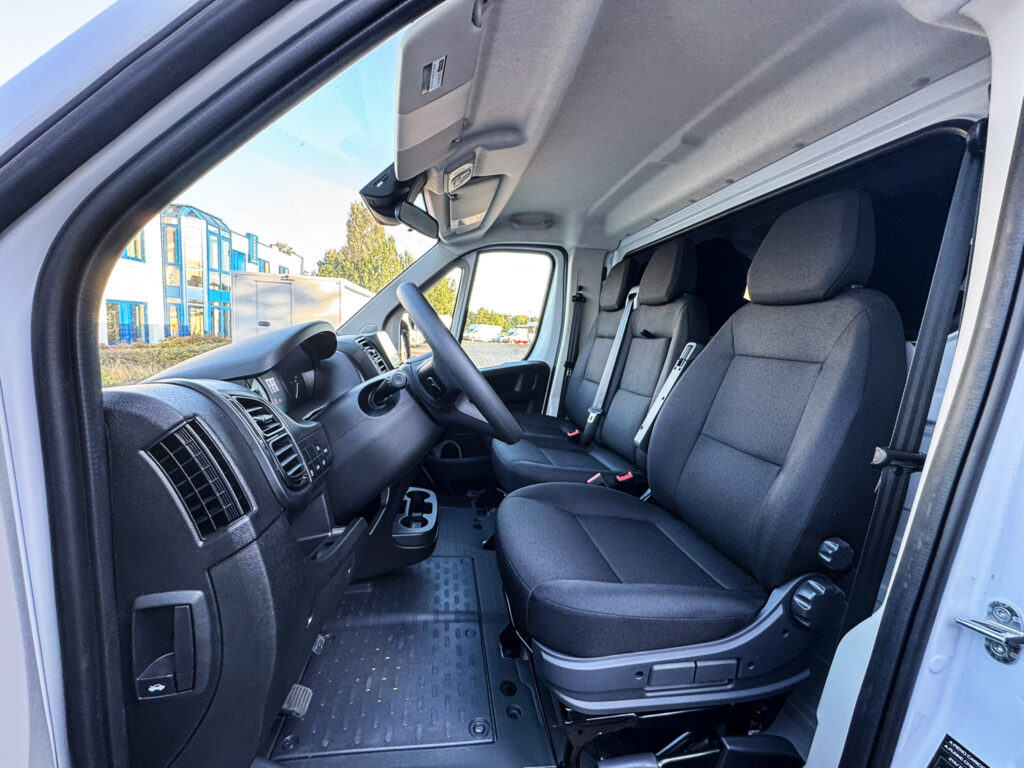 Fiat Ducato mit Doppelsitzbank in einem Marktwagen mit Kühlung_