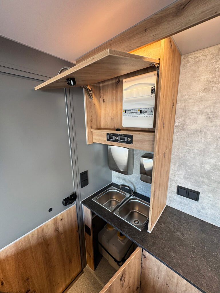 Hygieneschrank mit integrierter Schalttafel und Doppelwaschbecken
