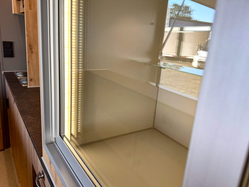 Indirekte LED Beleuchtung in einem Kühlschrank Marktwagen mit Kühltheke