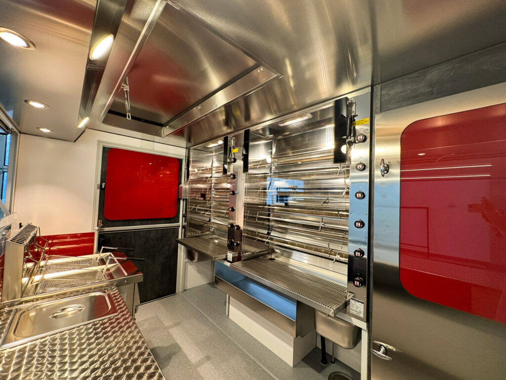 Ansicht auf Heckseite innen mit geteilter Tür und Hitzeschutz in einem Hähnchengrillwagen
