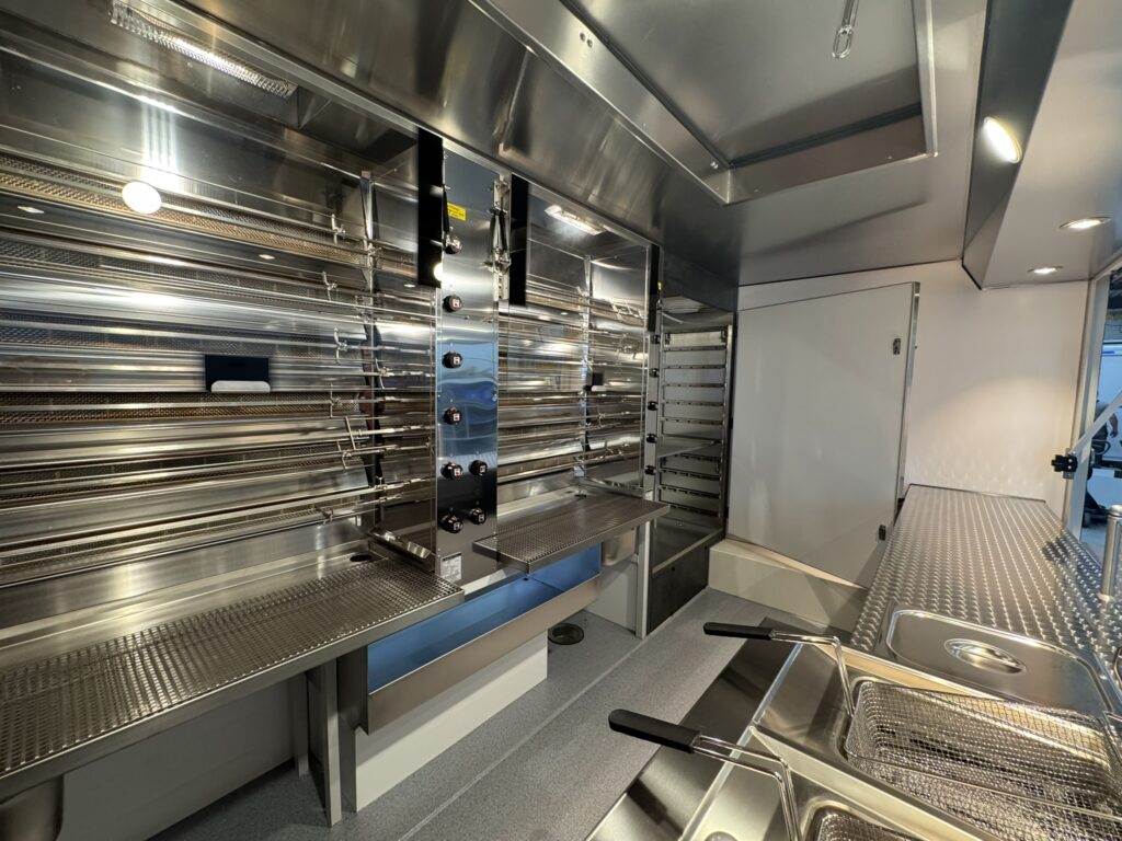 Ansicht auf Spießkühlschrank in einem Hähnchengrillwagen