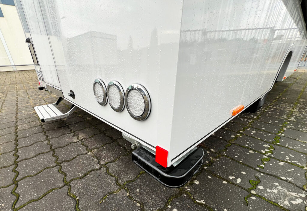 Anfahrschutz an einem Fischverkaufsmobil