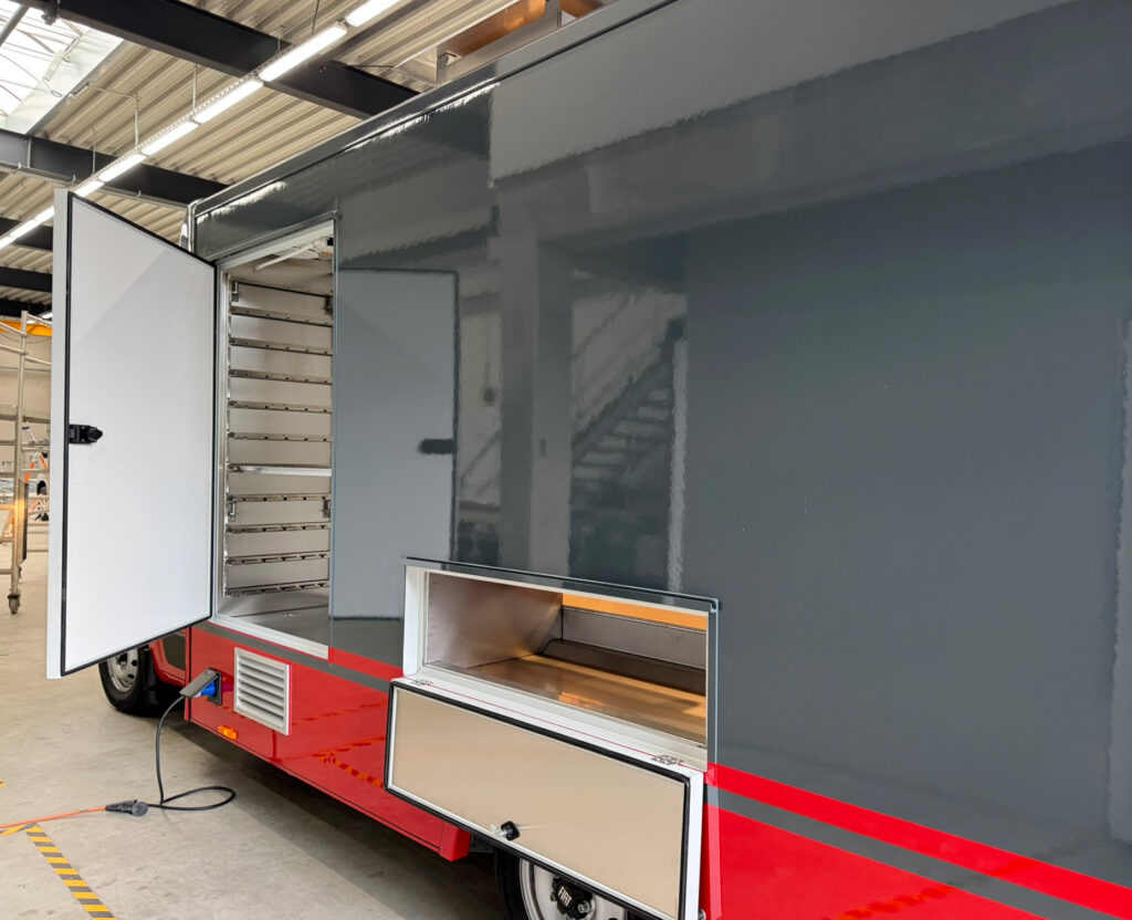 Außentür für Kühlschrank und Spießschütte an einem Hähnchengrillwagen