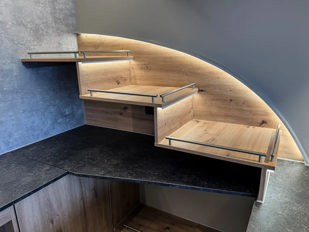 Beleuchtete Käsetreppe in einem Käseverkaufswagen
